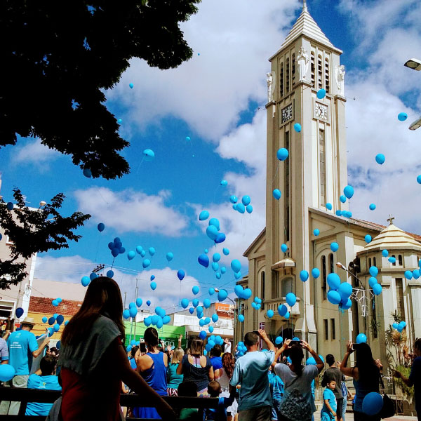 Pessoas vestidas de azul na caminhada sobre autismo em São Roque